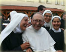 pater Philippe met contemplative zusters